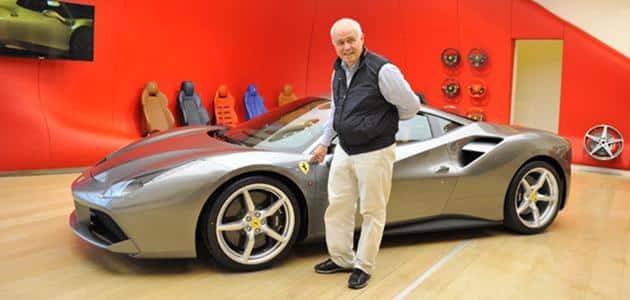 Patrick Tambay nel 2015 quando tornò in Ferrari dopo 30 anni per inaugurare la 488 GTB (immagine da Twitter)